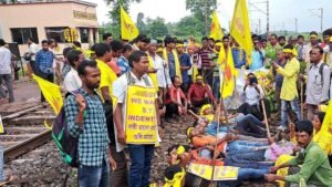 ST दर्जे की मांग को लेकर कुड़मी समाज का प्रदर्शन, पारसनाथ स्टेशन पर रोकी ट्रेनें