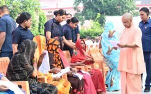 हर जरूरतमंद को दिलाएं कल्याणकारी योजनाओं का लाभ : सीएम योगी