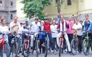 इंदौर में ‘नो कार डे’ की पहल, साइकिल से ऑफिस पहुंचे अफसर और नेता
