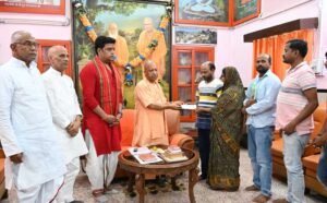 पिपराइच कांड: मुख्यमंत्री योगी ने सोमवार को दीपक गुप्ता के परिजनों से की मुलाकात, दी ₹5 लाख की आर्थिक सहायता