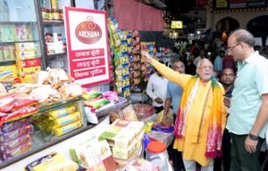 राज्य में जीएसटी दरों में राहत का असर जानने बाजार पहुँचे सुरेश कुमार खन्ना, व्यापारियों से की चर्चा