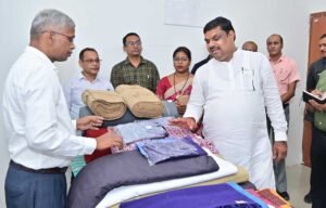 रायपुर : ग्रामोद्योग मंत्री  गजेन्द्र यादव ने किया हाथकरघा बुनकर संघ के गोदाम का अवलोकन