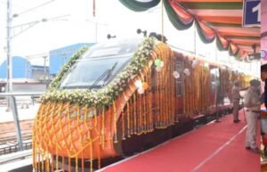 जोधपुर से दिल्ली के लिए रवाना हुई वंदे भारत एक्सप्रेस, केंद्रीय रेलमंत्री ने दिखाई हरी झंडी