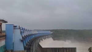 ओंकारेश्वर बांध के 23 में से 21 गेट 35.5 मीटर तक खोले, नर्मदा नदी उफान पर, प्रशासन हुआ अलर्ट