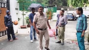 भोपाल के शारिक मछली का गुर्गा दिल्ली में NHRC मेंबर को मिठाई देकर मनाने पहुंचा