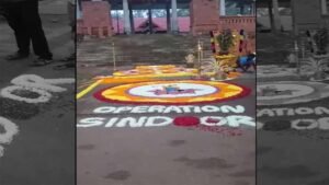 मंदिर में फूलों से बना RSS का झंडा और ‘ऑपरेशन सिंदूर’, मचा बवाल, FIR दर्ज