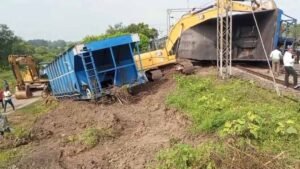 MP हादसा: कोतमा रेलवे स्टेशन पर मालगाड़ी की बोगियां पलटी, पटरी से उतरीं चार बोगियां!