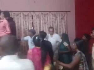 समोसा न मिलने पर पति को पीटा, पंचायत में हुआ हंगामा, पत्नी ने परिजनों से भी कराया प्रहार