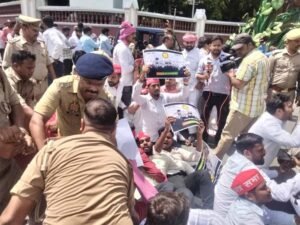 सपा छात्र सभा ने ABVP समर्थन में किया प्रदर्शन, पुलिस के साथ हुई तीखी झड़प
