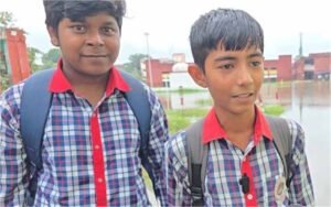 भय के साये में पढ़ने को मजबूर हैं ये ​विद्यार्थी, हाथों में किताब, नजरें पानी से निकलने वाले सांपों पर