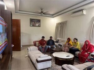 भाजपा नेता धर्मेंद्र तंवर ने परिवार संग सुनी पीएम मोदी की ‘मन की बात’