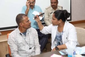 राज्य निर्वाचन आयोग के कर्मचारियों का हुआ नेत्र परीक्षण