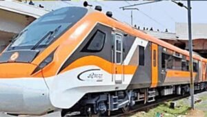 खजुराहो रेलवे स्टेशन पर यात्रियों की परेशानी, गंदगी और टूटी सीटों पर रेल मंत्री से शिकायत