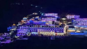 नवरात्र के मौके पर वैष्णो देवी में बढ़ी श्रद्धालुओं की भीड़, हेलिकॉप्टर और रोपवे सेवाओं से कर रहे मां के दर्शन