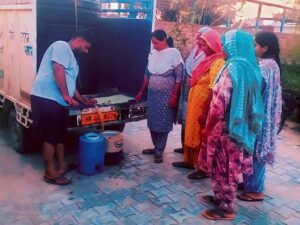 गंदे पानी से ग्रामीणों की सेहत पर असर, दर्जनों परिवार पीने के साफ पानी को तरसे