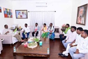 लुगू बुरु घांटा बाड़ी धोरोम गाढ़ प्रतिनिधिमंडल ने सीएम हेमंत सोरेन से की मुलाकात, रखी विभिन्न मांगें