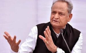 26 सेकेंड में घोषणापत्र जारी कर भागे NDA नेता, कांग्रेस का पलटवार – गहलोत बोले ‘झूठ का पुलिंदा’