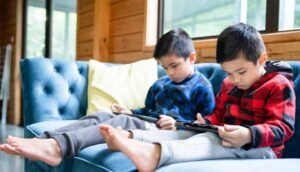 बच्चा मोबाइल की लत से परेशान? AIIMS ने सुझाया यह असरदार तरीका