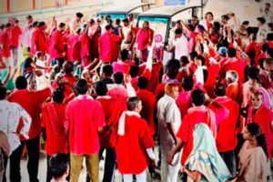 रायपुर रेलवे स्टेशन पर कुलियों का विरोध प्रदर्शन, बैटरी गाड़ियों के खिलाफ उतरे लोग