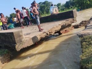 सोरम नदी का उफान: शीतलपट्टी पुल ध्वस्त, कई गांवों का नेशनल हाईवे से संपर्क टूटा