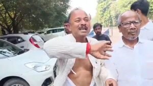 RJD में टिकट को लेकर हंगामा! नेता ने फाड़ा कुर्ता, रो-रोकर किया बवाल लालू आवास के बाहर