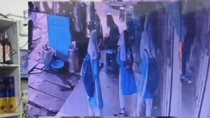 मंडला : स्कूल ड्रेस में पीठ पर बस्ता लिए दो छात्राओं ने खरीदी शराब, वायरल तस्वीर से मचा हड़कंप; SDM और आबकारी अधिकारी ने किया बयान