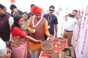 मुख्यमंत्री डॉ. यादव ने इंदौर में गोबर से स्वदेशी दीये बनाये जाने के नवाचार की सराहना की