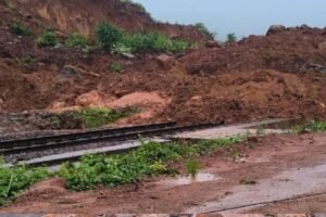 ओडिशा में बारिश और भूस्खलन का कहर, सड़कें जाम, रेल सेवाएं प्रभावित