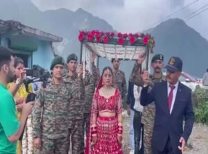 शहीद की बहन की शादी में सैनिकों ने फूलों से सजी छतरी उठाई, भाई का फर्ज निभाते हुए हिमाचल में अनोखा दृश्य