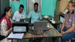 टीकमगढ़ में लोकायुक्त की बड़ी कार्रवाई, नेत्र सहायक 20 हजार की रिश्वत लेते गिरफ्तार