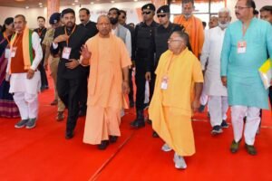 झांसी में सीएम योगी ने मुख्यमंत्री युवा उद्यमी विकास अभियान योजना के लाभार्थियों को दिए चेक