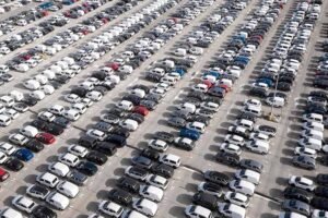 टैक्स कट के बावजूद मारुति से टोयोटा तक की बिक्री गिरी, एक कंपनी ने दिखाया दम