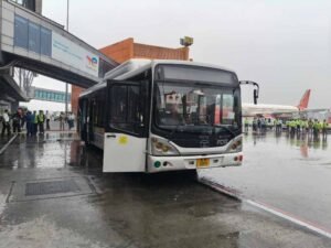 दिल्ली एयरपोर्ट पर हड़कंप: विमान के पास खड़ी एयर इंडिया की बस में लगी भीषण आग, मचा अफरा-तफरी