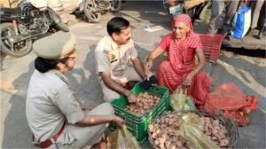 बूढ़ी माता की मायूसी गई दूर, थानेदार ने खरीदे सभी दीये – दीपावली की दिल छू लेने वाली कहानी