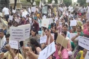 तबादले की मांग को लेकर भड़के शिक्षक, सीएम आवास के बाहर जोरदार प्रदर्शन