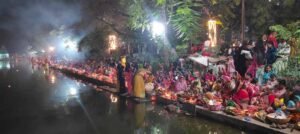 आमातालाब के घाट पर उगते सूर्य को छठ व्रतियों ने दी उषा अर्घ्य देकर 4 दिवसीय पवित्र अनुष्ठान का समापन किया