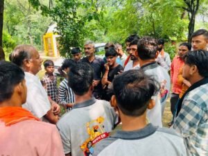 नवरात्र व्रत पर स्कूल लेट पहुंचीं छात्राएं, शिक्षक ने बनाया मुर्गा, बजरंग दल का विरोध प्रदर्शन