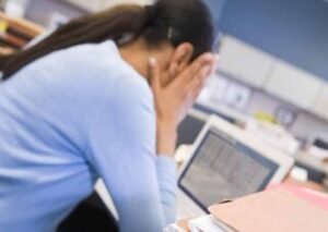 दिन भर बैठे रहना कर सकता है स्वास्थ्य को नुकसान! आयुर्वेद से पाएं तुरंत राहत