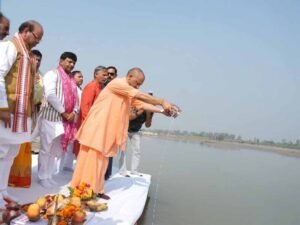 योगी आदित्यनाथ की अचानक हापुड़ यात्रा, गंगा में चढ़ाया दूध और अधिकारियों से की अहम बैठक