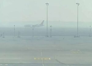 दिल्ली में प्रदूषण और घना कोहरा बना आफत, 100 से ज्यादा उड़ानें रद्द; एयरलाइंस के लिए सरकार की नई गाइडलाइंस