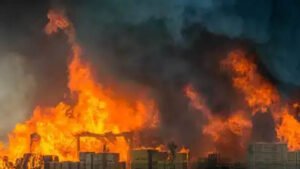 बांग्लादेश: ढाका में दंगाइयों ने 9वीं मंजिल पर फंसे 28 पत्रकारों के सामने आग लगा दी, 3 घंटे मौत के साए में गुजरे