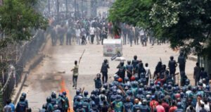 बांग्लादेश में जलते अखबार दफ्तरों को चुपचाप देखती रही पुलिस, अधिकारी ने दी सफाई