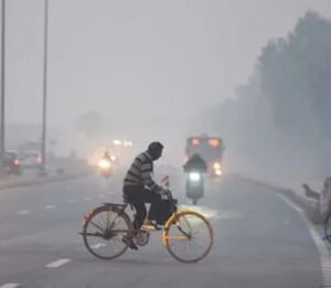 यूपी में ठंड का डबल वार: घना कोहरा और शीतलहर, मौसम विभाग का अलर्ट