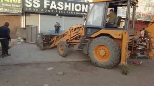 सन्डे मार्केट पर फिर चला बुलडोजर, अतिक्रमण करने वाले दुकानदारों को कड़ी चेतावनी