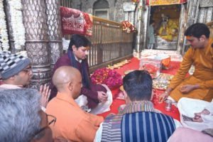 मुख्यमंत्री और भाजपा अध्यक्ष ने किए बांके बिहारी के दर्शन