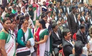 बाउंड्री वॉल विवाद में वकीलों का पेन डाउन, स्वास्थ्य कर्मियों के भी धरने पर बैठने से अस्पताल ठप