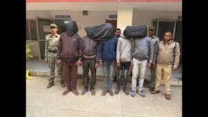 हेडमास्टर को बंधक बनाने वाले पांच युवक गिरफ्तार, पूजन में देरी पर हुआ था विवाद