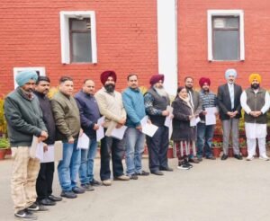 शिक्षा मंत्री बैंस ने सौंपे रेगुलराइजेशन सर्टिफिकेट, 21 कर्मचारियों का हुआ नियमितीकरण