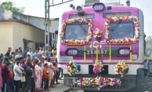 गणतंत्र दिवस का तोहफा: आज से पटरी पर उतरीं 12 नई एसी लोकल ट्रेनें