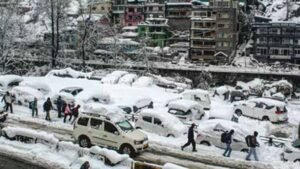 मनाली जाम से जाम! 15 KM लंबी कतार, बिजली-पानी बंद, गाड़ियों में रात गुजारने को मजबूर पर्यटक